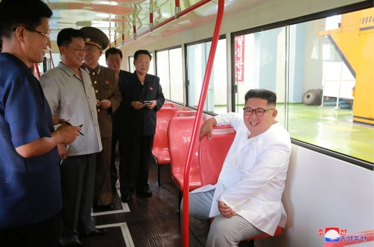 Semringah Kim Jong-un saat tinjau pabrik bus di Pyongyang