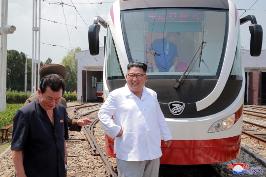 Semringah Kim Jong-un saat tinjau pabrik bus di Pyongyang