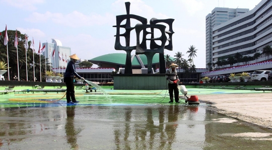 Pembersihan kolam air mancur di Gedung MPR/DPR