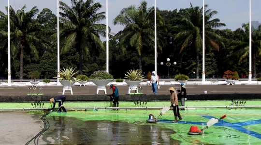 Pembersihan kolam air mancur di Gedung MPR/DPR