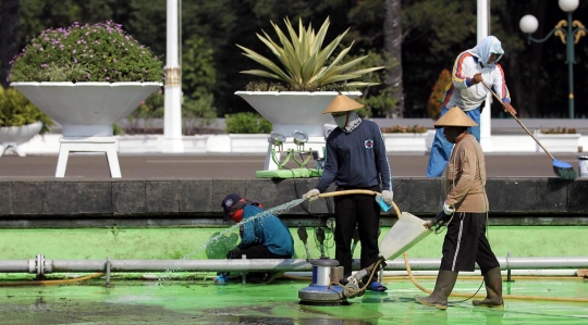 Pembersihan kolam air mancur di Gedung MPR/DPR