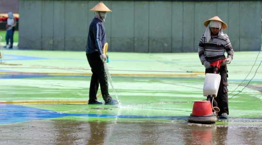 Pembersihan kolam air mancur di Gedung MPR/DPR