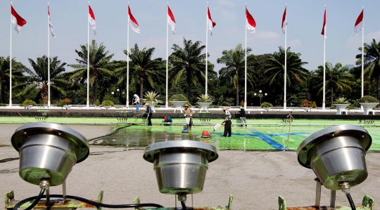 Pembersihan kolam air mancur di Gedung MPR/DPR