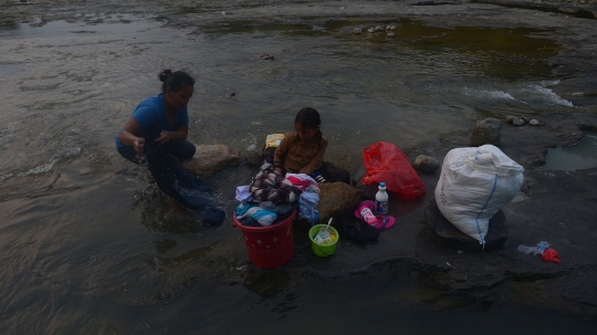 Sumur kering, warga Bogor terpaksa cuci baju di sungai