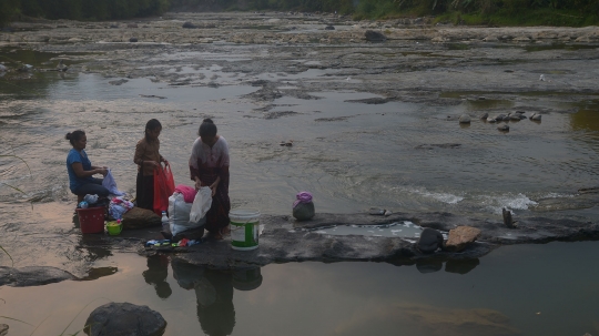 Sumur kering, warga Bogor terpaksa cuci baju di sungai