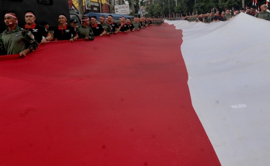 Kirab bendera raksasa menyambut HUT Kemerdekaan RI