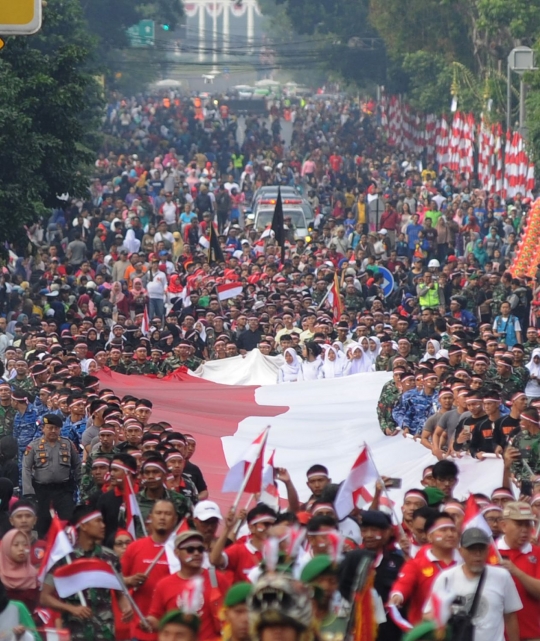 Kirab bendera raksasa menyambut HUT Kemerdekaan RI