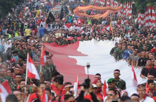 Kirab bendera raksasa menyambut HUT Kemerdekaan RI