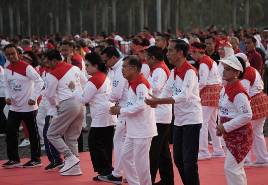Gaya Jokowi, JK, dan Anies saat ikut meriahkan pemecahan rekor tari Poco-Poco