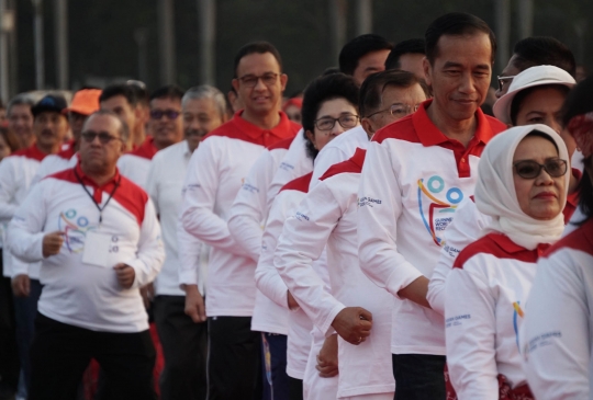 Gaya Jokowi, JK, dan Anies saat ikut meriahkan pemecahan rekor tari Poco-Poco