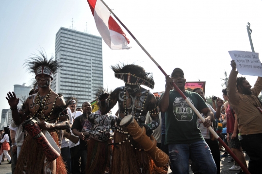 Berkostum tradisional, korban PHK Freeport galang dana di Car Free Day