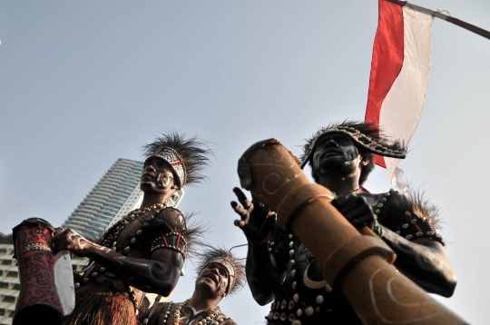 Berkostum tradisional, korban PHK Freeport galang dana di Car Free Day