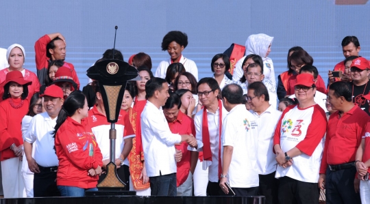 Harmoni Indonesia 2018, Jokowi bernyanyi lagu kebangsaan bersama