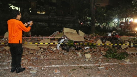 Dampak gempa Lombok hancurkan bangunan parkir dan timpa belasan motor