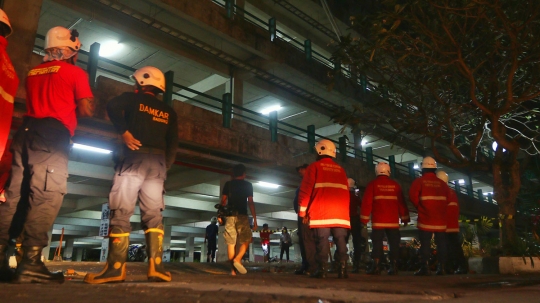 Dampak gempa Lombok hancurkan bangunan parkir dan timpa belasan motor