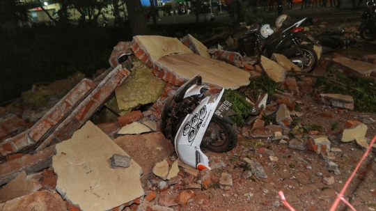 Dampak gempa Lombok hancurkan bangunan parkir dan timpa belasan motor