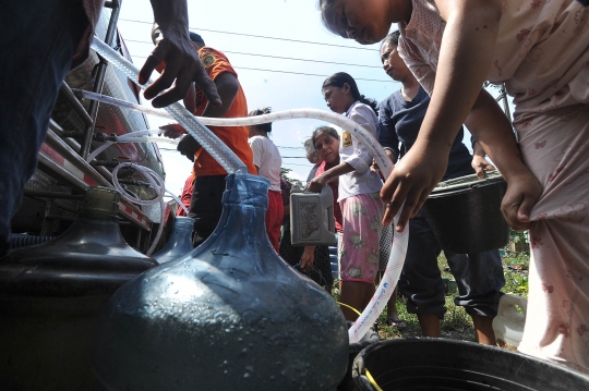 Kekeringan meluas, warga berebut bantuan air bersih