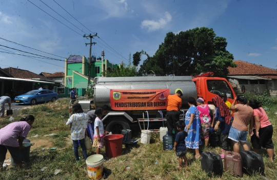 Kekeringan meluas, warga berebut bantuan air bersih