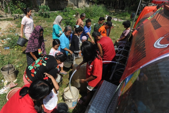 Kekeringan meluas, warga berebut bantuan air bersih