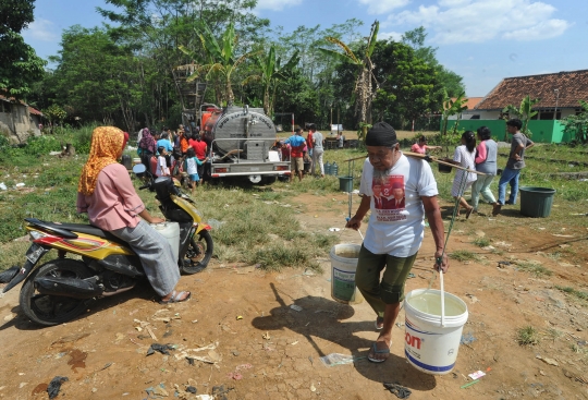 Kekeringan meluas, warga berebut bantuan air bersih