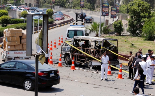 Akibat konsleting, minibus meledak hingga lukai belasan orang