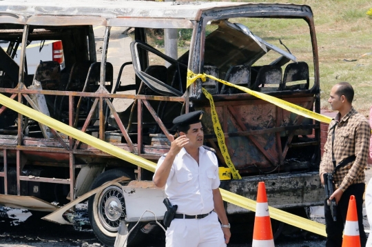 Akibat konsleting, minibus meledak hingga lukai belasan orang