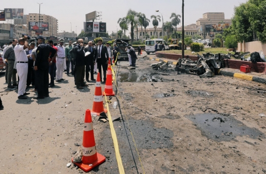 Akibat konsleting, minibus meledak hingga lukai belasan orang