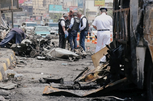 Akibat konsleting, minibus meledak hingga lukai belasan orang