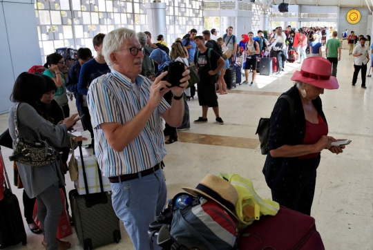 Gelombang turis asing saat tinggalkan Lombok