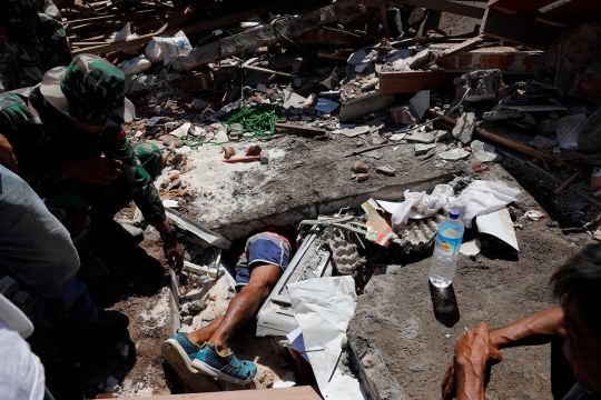 Pencarian korban gempa Lombok yang tertimpa reruntuhan masjid