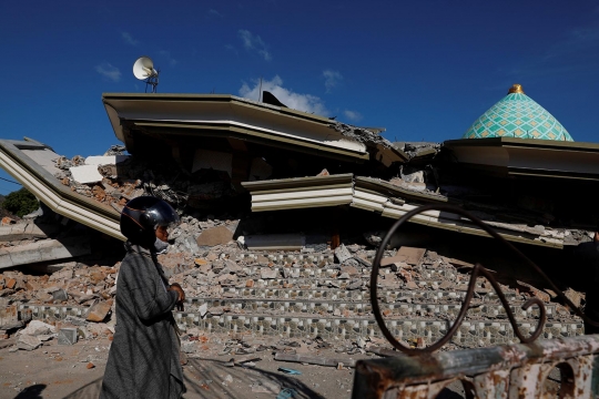 Pencarian korban gempa Lombok yang tertimpa reruntuhan masjid