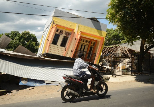 Porak-poranda bangunan di Lombok usai dihantam gempa 7 SR