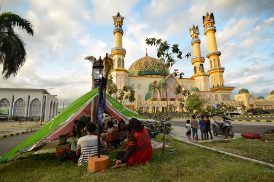 Menengok warga Mataram memilih bertahan di tenda darurat