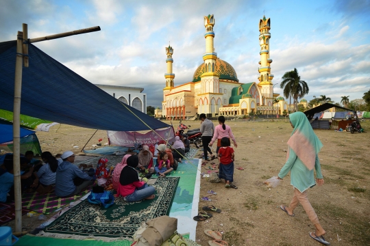 Menengok warga Mataram memilih bertahan di tenda darurat