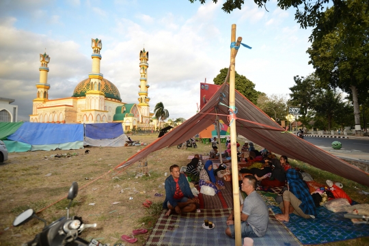 Menengok warga Mataram memilih bertahan di tenda darurat