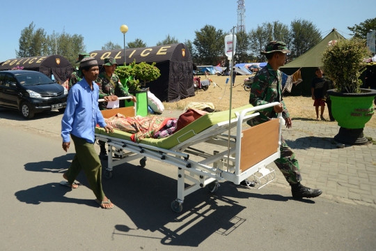 Menengok kesibukan prajurit TNI tangani korban luka gempa Lombok