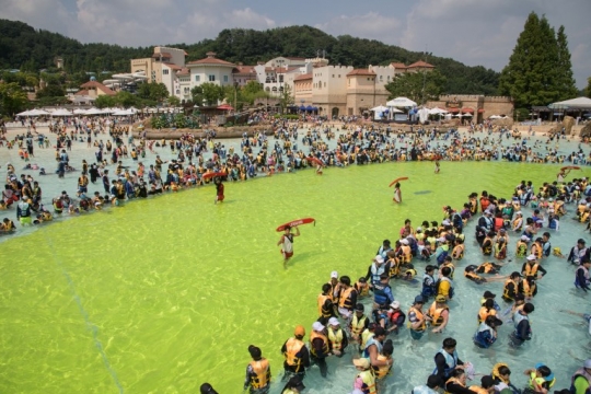 Dampak gelombang panas, ratusan warga Korsel serbu kolam ombak