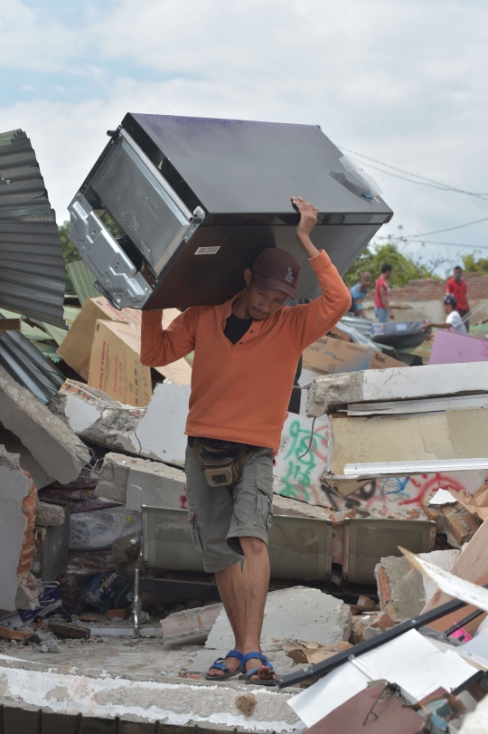 Menyelamatkan barang-barang elektronik dari reruntuhan gempa Lombok