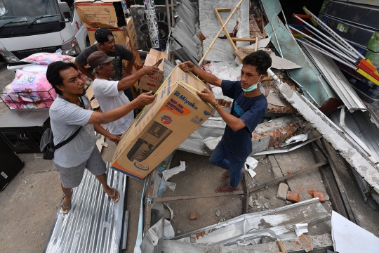Menyelamatkan barang-barang elektronik dari reruntuhan gempa Lombok