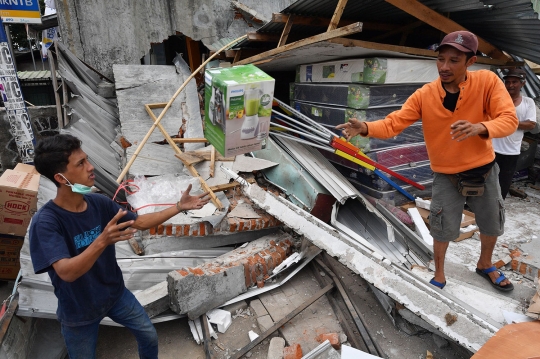 Menyelamatkan barang-barang elektronik dari reruntuhan gempa Lombok