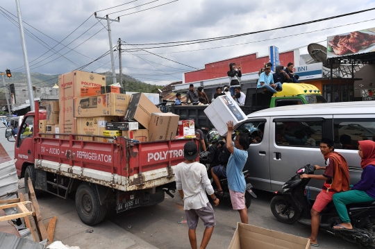 Menyelamatkan barang-barang elektronik dari reruntuhan gempa Lombok