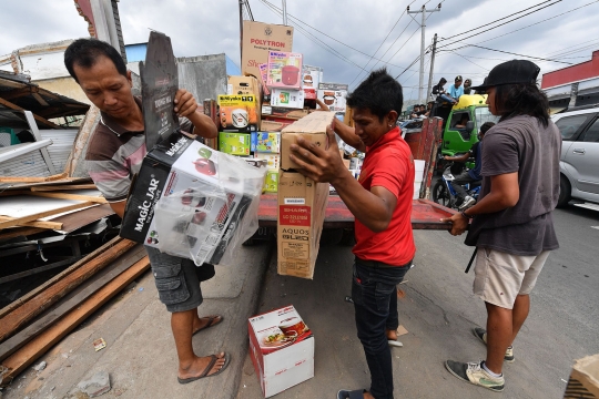 Menyelamatkan barang-barang elektronik dari reruntuhan gempa Lombok