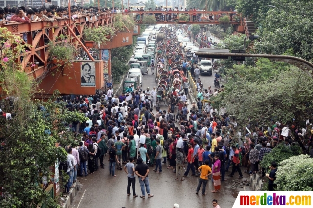 Foto Kemarahan Pelajar Bangladesh Saat Protes Buruknya Sistem Lalu Lintas Di Negaranya Merdeka Com