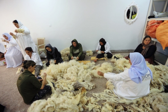 Intip aktivitas wanita Yazidi menjadi pengrajin karpet