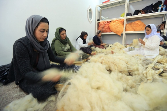 Intip aktivitas wanita Yazidi menjadi pengrajin karpet
