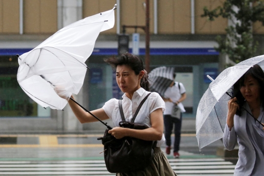 Usai gelombang panas, badai angin kencang terjang Jepang