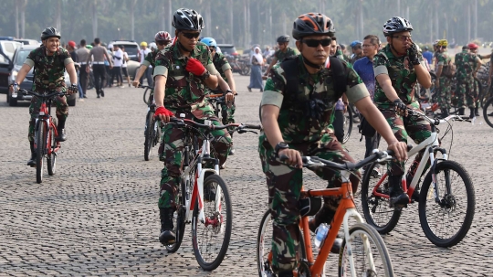 Sambut Asian Games, ratusan sepeda padati Monas