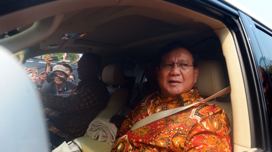 Prabowo lambaikan tangan usai bertemu SBY di Mega Kuningan