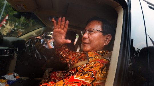 Prabowo lambaikan tangan usai bertemu SBY di Mega Kuningan