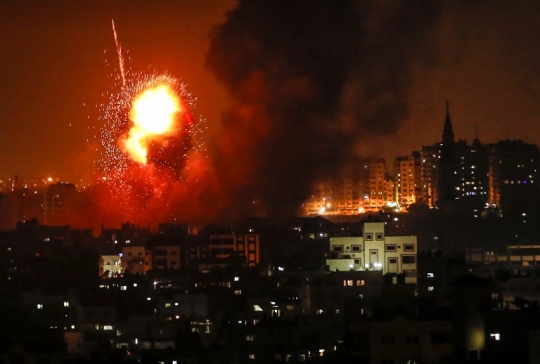 Mencekam, Israel bombardir Kota Gaza dengan puluhan roket